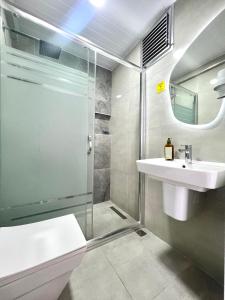un baño con ducha y lavabo en Hotel Angel Beach - Kızkalesi Mersin, en Erdemli 51 fotos más
