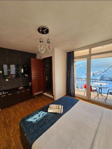 sypialnia z dużym łóżkiem i balkonem w obiekcie ON TOP Central Villa w mieście Kruszewo