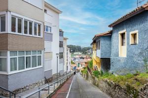 una calle en una ciudad con edificios en Appto El Cantábrico en Ribadesella, en Ribadesella