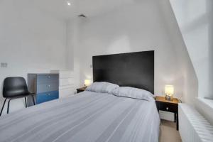 Ένα ή περισσότερα κρεβάτια σε δωμάτιο στο Covent Garden Apartment