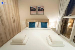 Postel nebo postele na pokoji v ubytování AWS Homes - Charming 1BR Apartment with Golf View