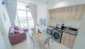 Kuchyň nebo kuchyňský kout v ubytování AWS Homes - Charming 1BR Apartment with Golf View