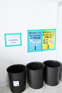 een groep van drie zwarte potten met borden op een muur bij Ueda Building - Vacation STAY 8558 in Asahikawa