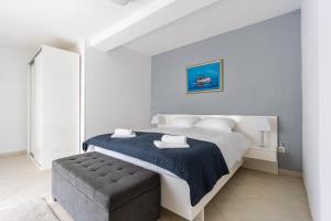 Postel nebo postele na pokoji v ubytování Apartments Sea Rabac