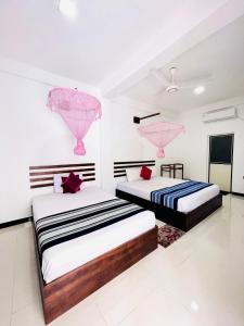 Postel nebo postele na pokoji v ubytování Geethani Tourist Home Polonnaruwa