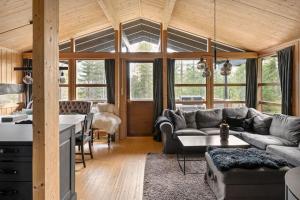 a living room with a couch and a table at Koselig fjellhytte i Trysil Ski & Turmuligheter in Trysil