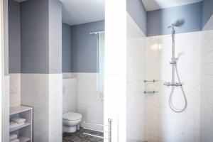 Bilik mandi di Penta Apartments