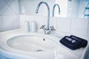 Bilik mandi di Penta Apartments