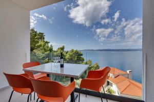comedor con vistas al agua en Villa LiTo - only 50m from sea! - Makarska Exklusiv, en Brela
