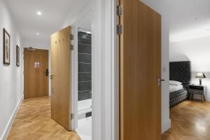 a room with a bedroom with a bed and a closet at Chelmsford Town Centre, Modern 1 Bed Apartment in Chelmsford +3 photos