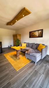 Posezení v ubytování Ferienwohnung Olbernhau 7 Täler - Apartment