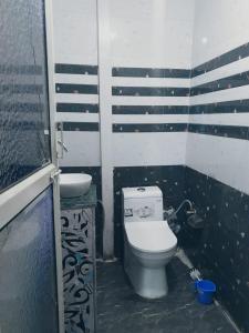un piccolo bagno con servizi igienici e lavandino di The Rare Ones - Resorts, Cafe & Game Zone a Mukteshwar