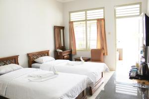Letto o letti in una camera di Hotel Besar Purwokerto
