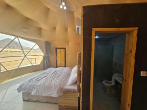 Tempat tidur dalam kamar di Salma Desert Camp