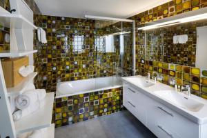 Koupelna v ubytování Residence zum Löwen + 37 fotografií