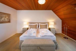 una grande camera da letto con un grande letto con due lampade di Residence zum Löwen a Lucerna