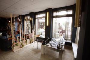 una habitación con tablero de ajedrez y una habitación con ventanas en Long Stay Den Helder, en Den Helder