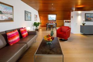 un soggiorno con divano e un cesto di frutta sul tavolo di Residence zum Löwen a Lucerna
