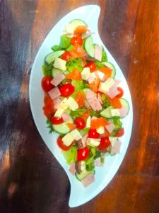 une assiette de salade avec des légumes sur une table dans l'établissement Crocodile Pools Resort, à Gaborone