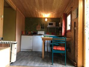 Köök või kööginurk majutusasutuses sous les arbres