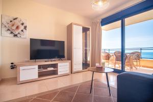 A television and/or entertainment centre at Apartamento Cuellar 3 - PlusHolidays