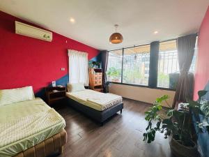 een slaapkamer met 2 bedden en een rode muur bij 2BR/Rooftop/elevator/150m to Hoan Kiem Lake in Hanoi