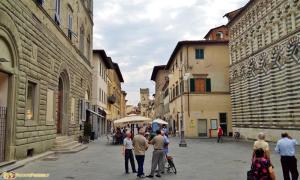 un grupo de personas caminando por una calle en Residenza Gatteschi, en Pistoia