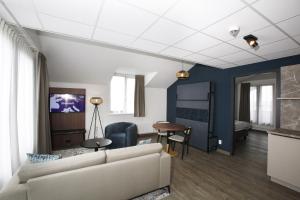 una sala de estar con un sofá y una mesa en Long Stay Den Helder, en Den Helder
