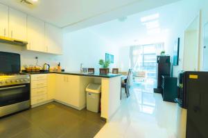 Kuchyň nebo kuchyňský kout v ubytování AWS Homes - Spacious Apartment near Golf Course
