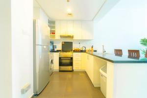 Kuchyň nebo kuchyňský kout v ubytování AWS Homes - Spacious Apartment near Golf Course