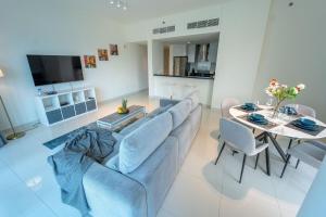 - un salon avec un canapé et une table dans l'établissement AWS Homes - Unique High View at Damac Heights, à Dubaï