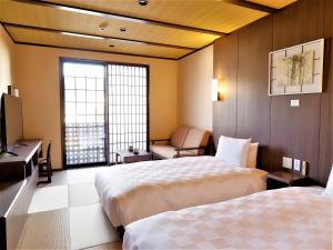 箱根的住宿－Hotel Morinokaze Hakone Sengokuhara，酒店客房设有两张床和窗户。