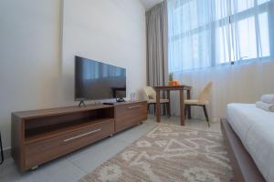 TV a/nebo společenská místnost v ubytování AWS Homes - Fully equipped cozy Studio in JVC