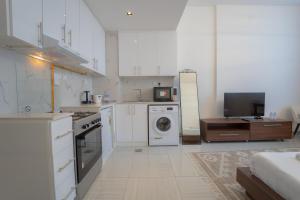 Kuchyň nebo kuchyňský kout v ubytování AWS Homes - Fully equipped cozy Studio in JVC