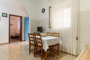 een eetkamer met een tafel en stoelen bij Villa Septis in Ostuni in Ostuni