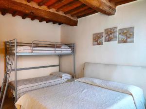 a bedroom with two bunk beds in a room at La Casina di Colle in Casciana Terme