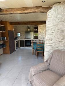 Kuchyň nebo kuchyňský kout v ubytování Gîte le village des champs