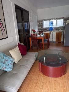 ein Wohnzimmer mit einem Sofa und einem Tisch in der Unterkunft Hill View Home Stay in Panglao