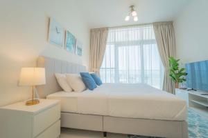 Postel nebo postele na pokoji v ubytování AWS Homes - Contemporary Studio & Great Facilities