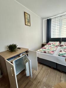 Piccola camera con letto, scrivania e letto Sidx Sidx Sidx. di Pensjonat Zatoka 17 a Władysławowo