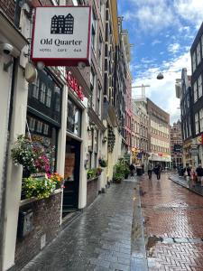 Una calle en una ciudad con gente caminando por una calle en Hotel Old Quarter en Ámsterdam
