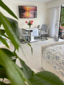 a living room with a table and chairs at Ferienwohnung Strandoase inklusive Terrasse und Parkplatz - Sonnenseite in Scharbeutz
