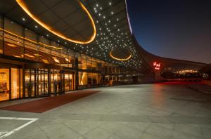 una vista exterior de un edificio por la noche en Wingtech Hotel en Huangshi