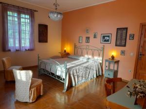 sypialnia z łóżkiem w pokoju w obiekcie Collesole w mieście Gradara