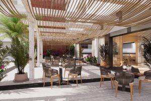 阿德赫的住宿－AluaSoul Costa Adeje，餐厅设有木天花板和桌椅