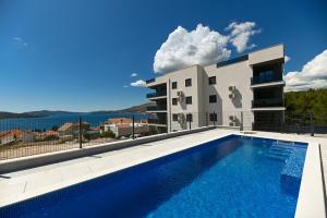 una piscina di fronte a un edificio di Penthouse Bluesky a Okrug Gornji
