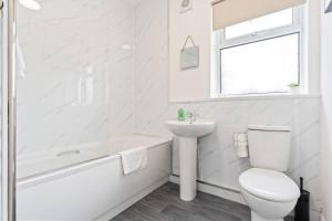 Koupelna v ubytování Victoria House - Central Location - Free Parking, Fast Wifi, SmartTV with Netflix by Yoko Property