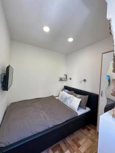 ein Schlafzimmer mit einem Bett in einem Zimmer in der Unterkunft Villa Volos apartment Karmen with roof terrace, sea view, free private parking in Opatija