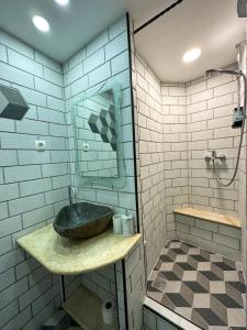 ein Bad mit einem Waschbecken und einem Spiegel in der Unterkunft Villa Volos apartment Karmen with roof terrace, sea view, free private parking in Opatija