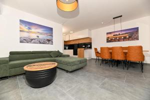 un soggiorno con un divano e un tavolo di Penthouse Bluesky a Okrug Gornji
